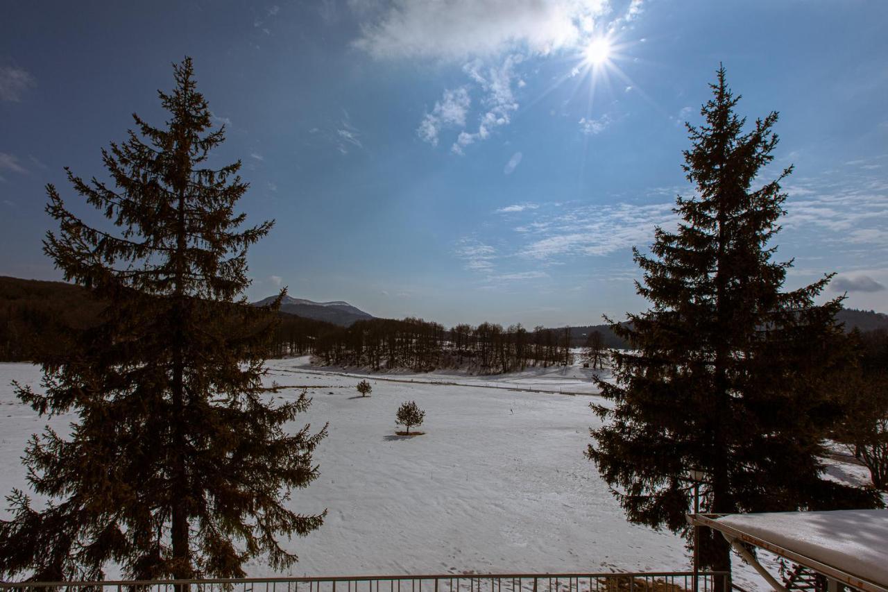 Семеен Хотел “Географски Център” Usana Exterior foto