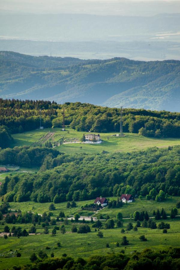 Семеен Хотел “Географски Център” Usana Exterior foto